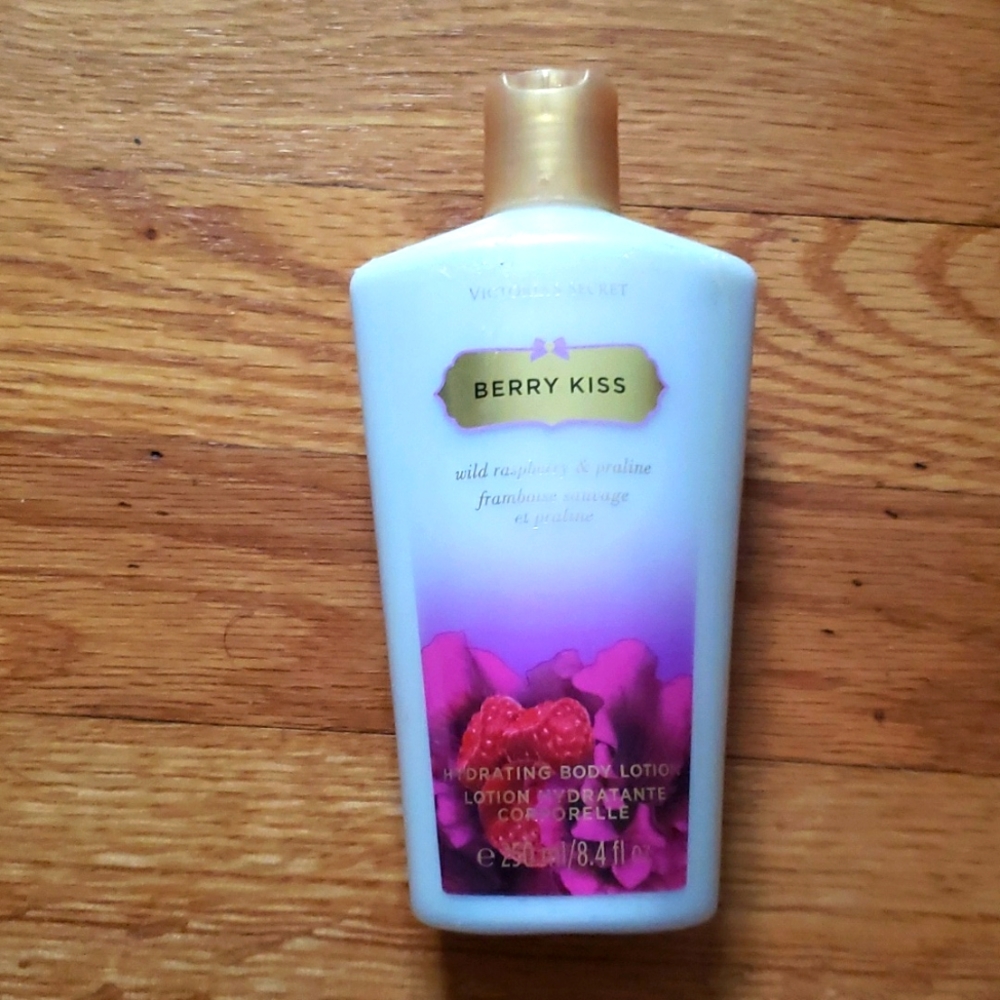 Victoria Secrets NEW Discontinued  rare Berry Kiss6 8.4 fl oz Body lotion